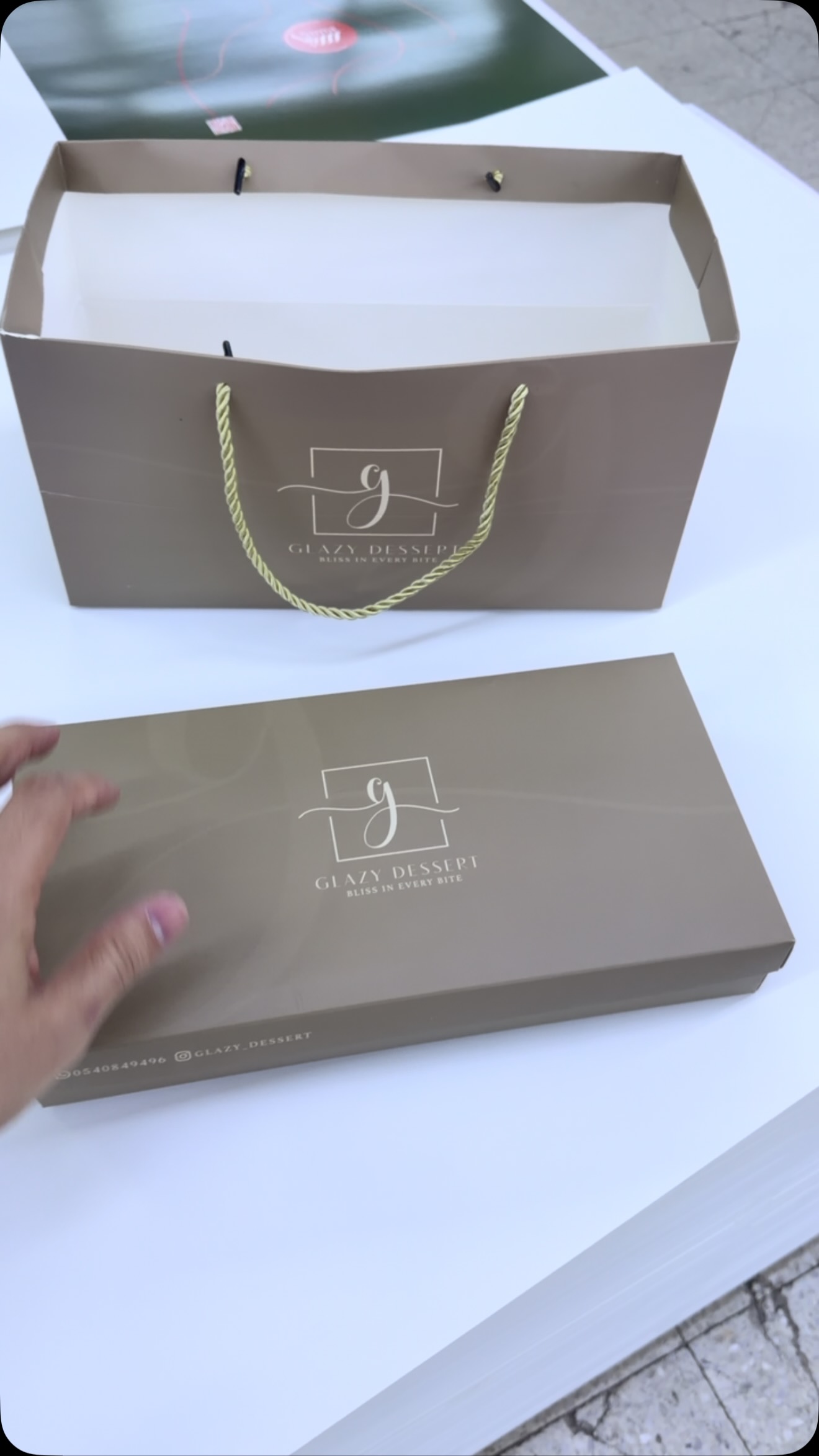 كيس وبوكس حلويات مطبوعان بألوان هادئة